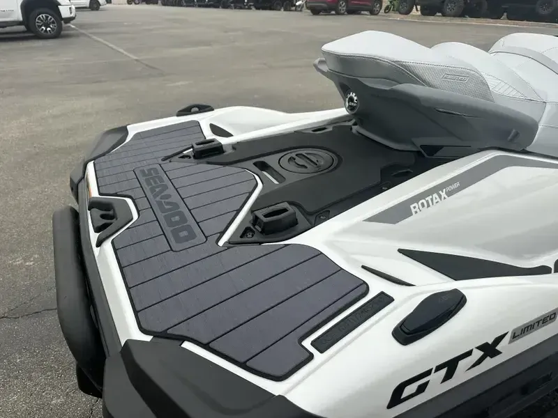 2025 SEADOO GTX LIMITED 325 WITH SOUND SYSTEM IDF WHITE PEARL Image 13