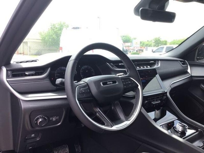 2025 Jeep Grand Cherokee Altitude X 4x2Image 9