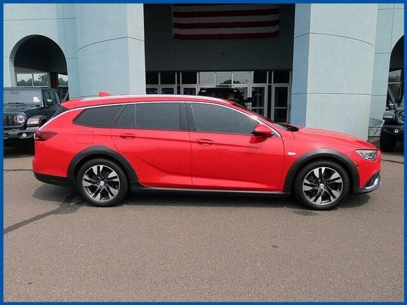 Used 2018 Buick Regal TourX EssenceImage 2