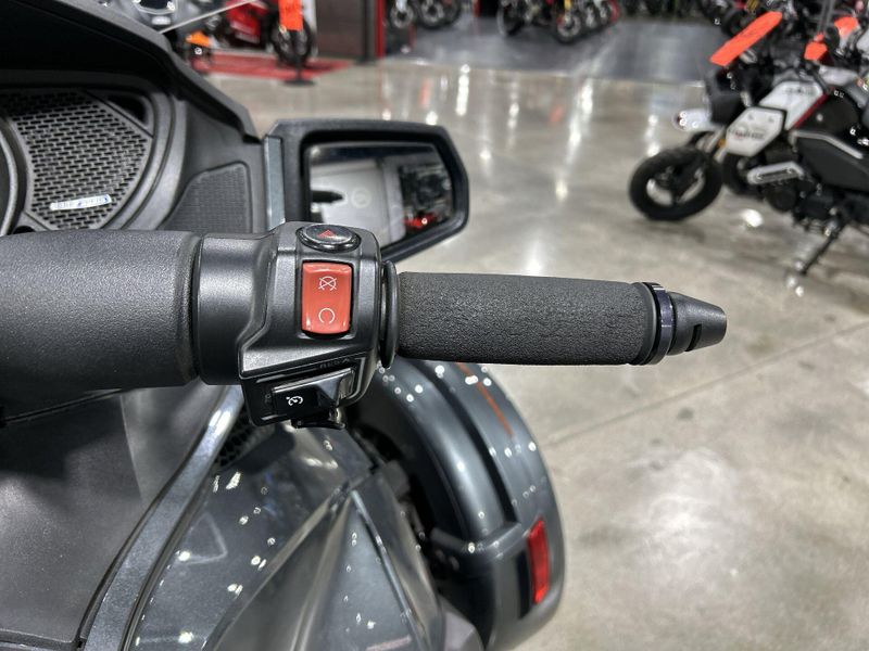 2018 Can-Am SPYDER RT-SE6  in a GREY exterior color. Del Amo Motorsports of Redondo Beach (424) 390-7811 delamomotorsports.com 