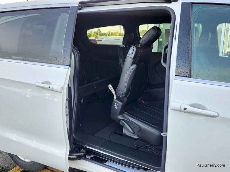 New 2026 Chrysler Voyager Lx