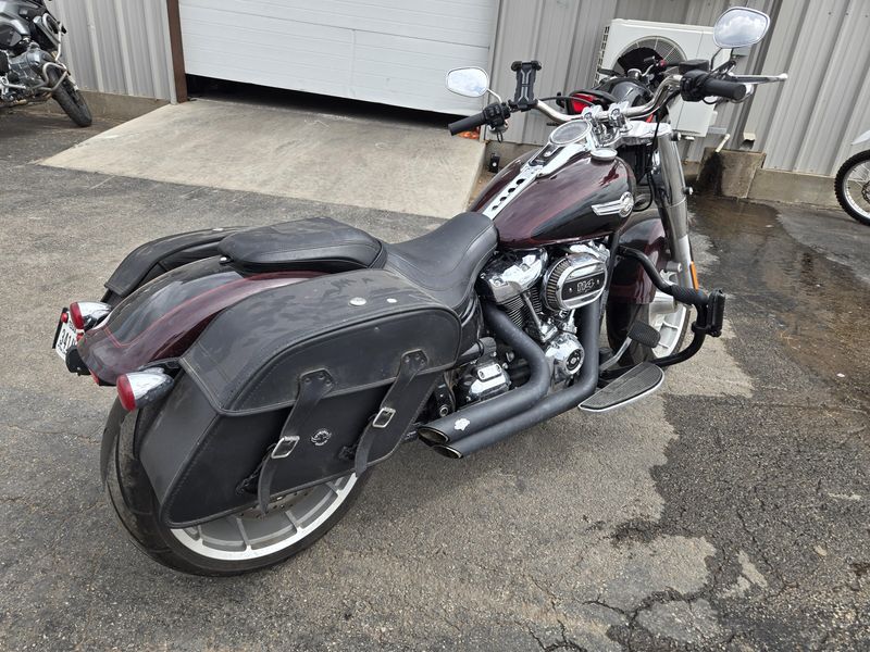 USED 2022 HARLEY SOFT TAIL FAT BOY 114 MIDNIGHT CRIMSON AND VIVID BLACK Image 5