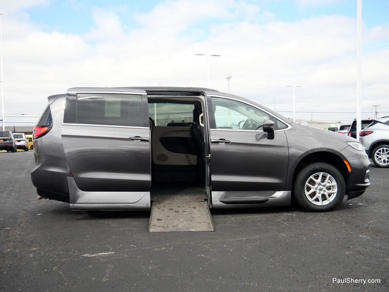 Used 2022 Chrysler Pacifica Touring L