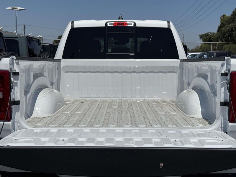 New 2026 RAM 1500 Laramie Crew Cab 4x2 5'7' Box