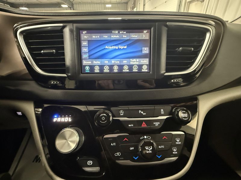 Used 2019 Chrysler Pacifica Touring LImage 30