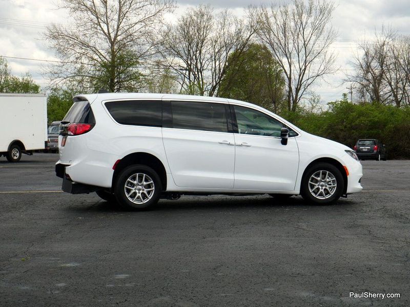 2025 Chrysler Voyager LXImage 34