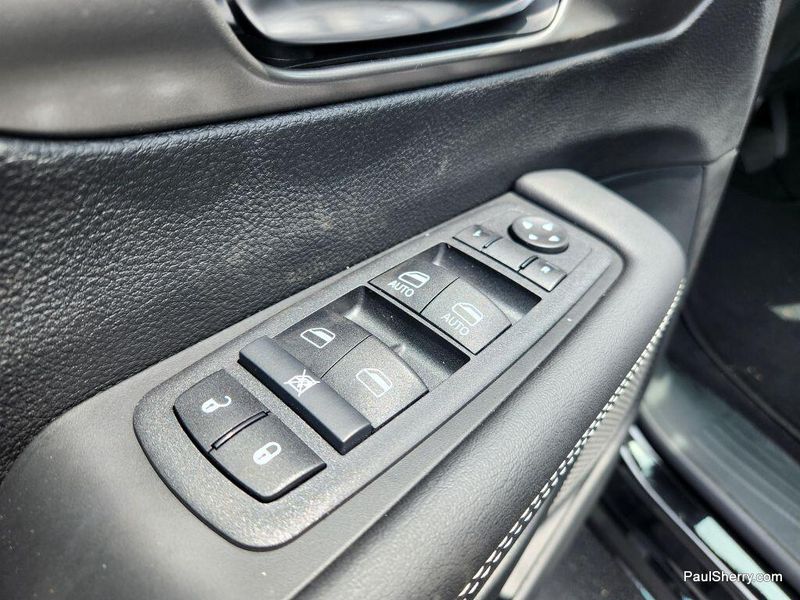 New 2025 Chrysler Voyager LxImage 24