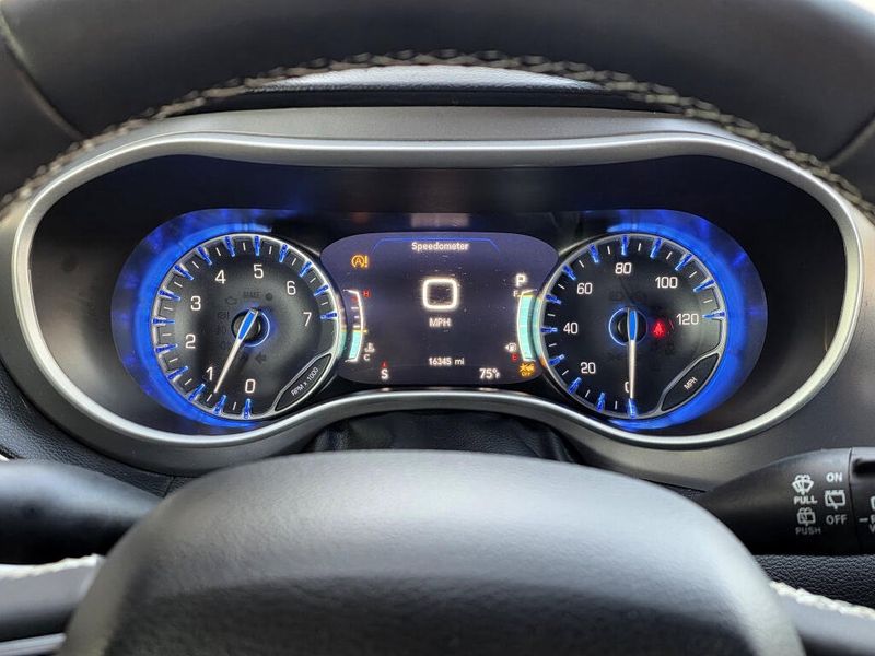 Used 2025 Chrysler Pacifica Select