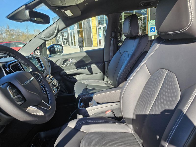New 2026 Chrysler Pacifica Select AwdImage 7