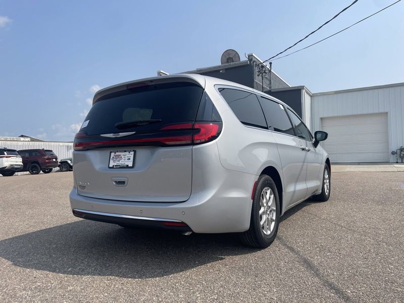 2024 Chrysler Pacifica Touring LImage 9