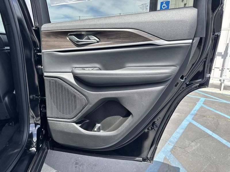 New 2026 Jeep Grand Cherokee Laredo Altitude 4x2