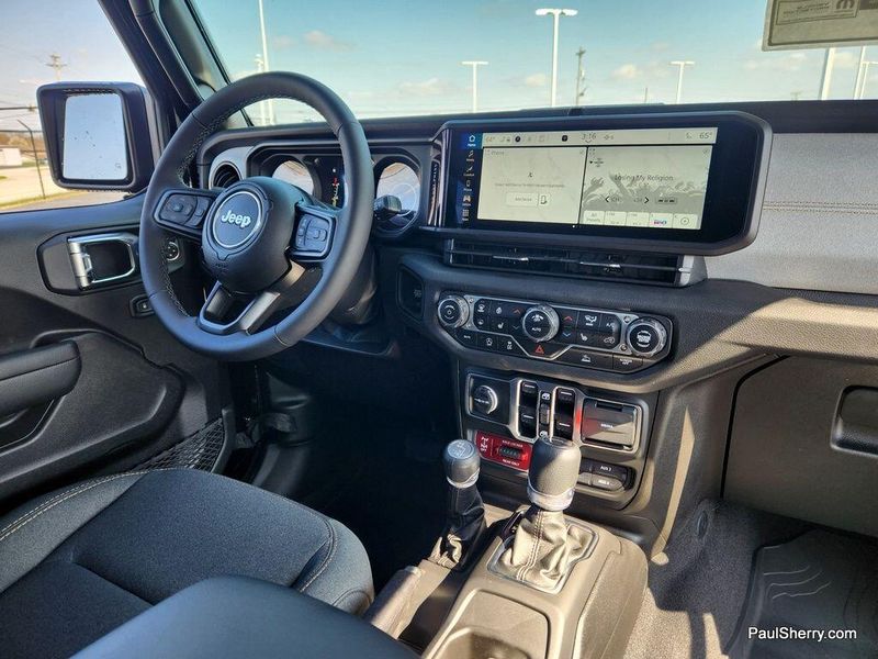 2025 Jeep Gladiator Willys photo 24