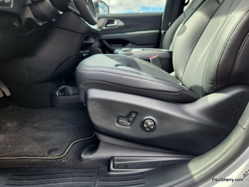 2025 Chrysler Voyager LXImage 40