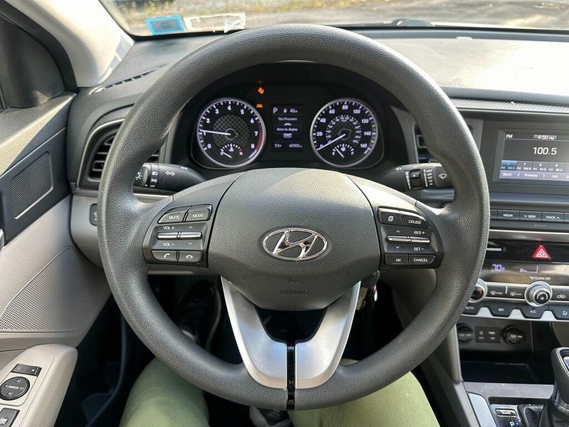 2020 Hyundai Elantra SEImage 2