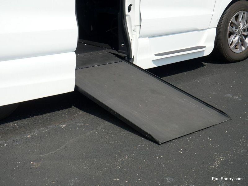 2022 Toyota Sienna Hybrid LEImage 14