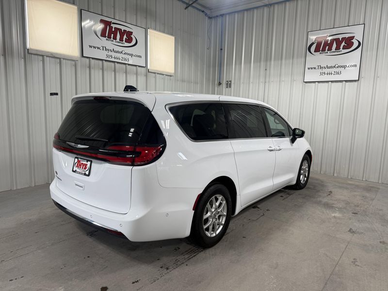 Used 2024 Chrysler Pacifica Touring LImage 3