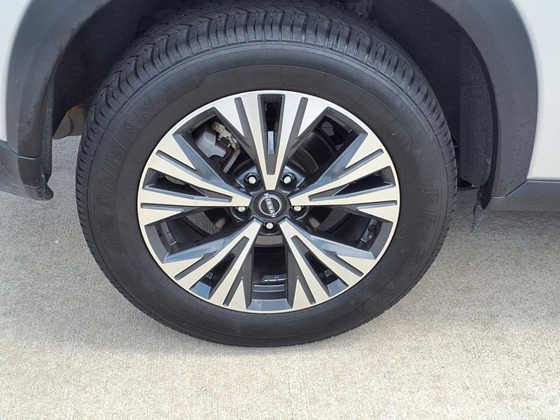 2023 Nissan Rogue SVImage 10