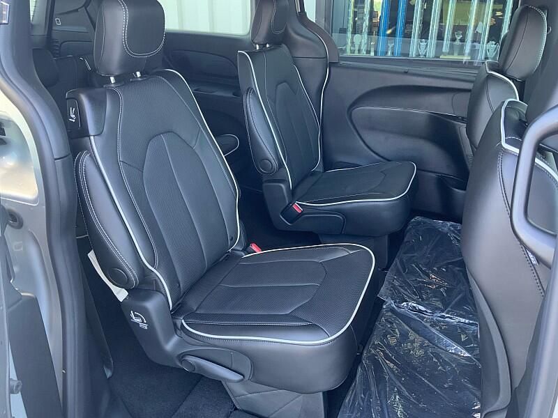 2026 Chrysler Pacifica Limited photo 20
