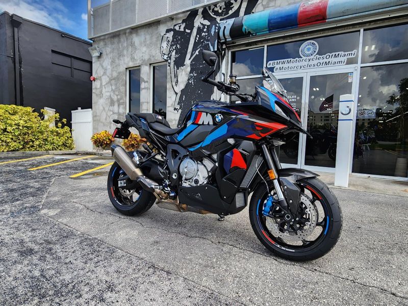 2025 BMW M 1000 XRImage 10