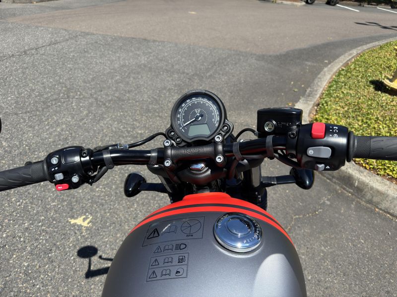 2025 Triumph Bonneville Bobber - MATTE GRAPHITE - MATTE BAJA ORANGE 