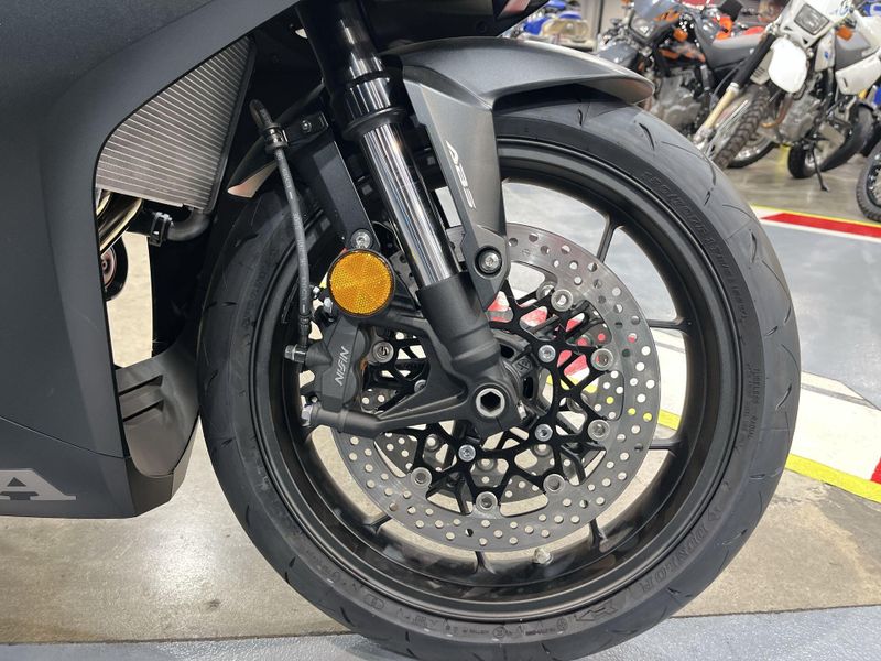 New 2026 Honda CBR650R E-CLUTCH Image 23