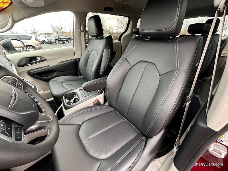 2023 Chrysler Pacifica Touring LImage 17