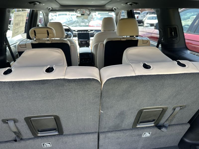 New 2025 Jeep Grand Cherokee L Limited 4x4Image 14