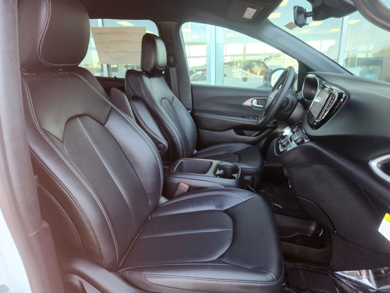 New 2026 Chrysler Voyager Lx