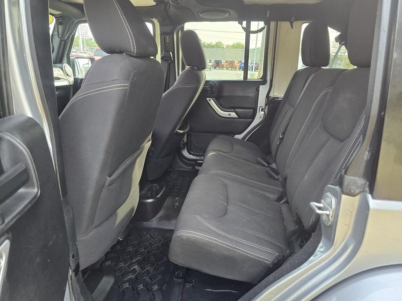 2014 Jeep Wrangler Unlimited Sahara photo 9