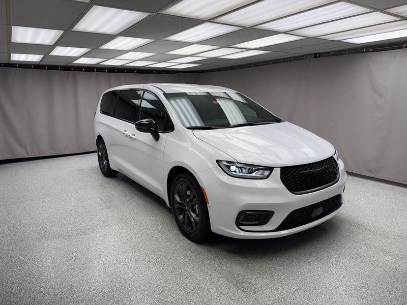 New 2026 Chrysler Pacifica SelectImage 4