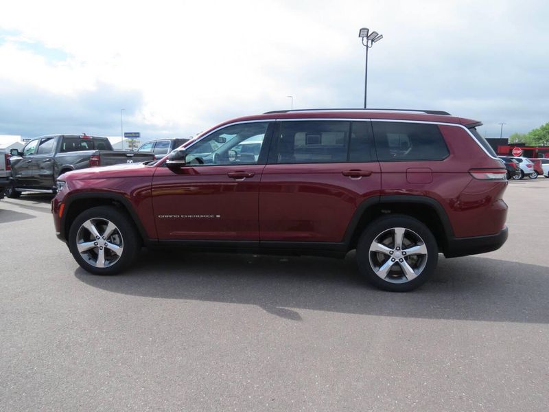 2022 Jeep Grand Cherokee L Limited 4x4 4dr SUVImage 5