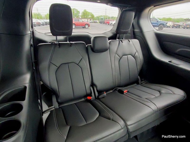 2025 Chrysler Pacifica SelectImage 6