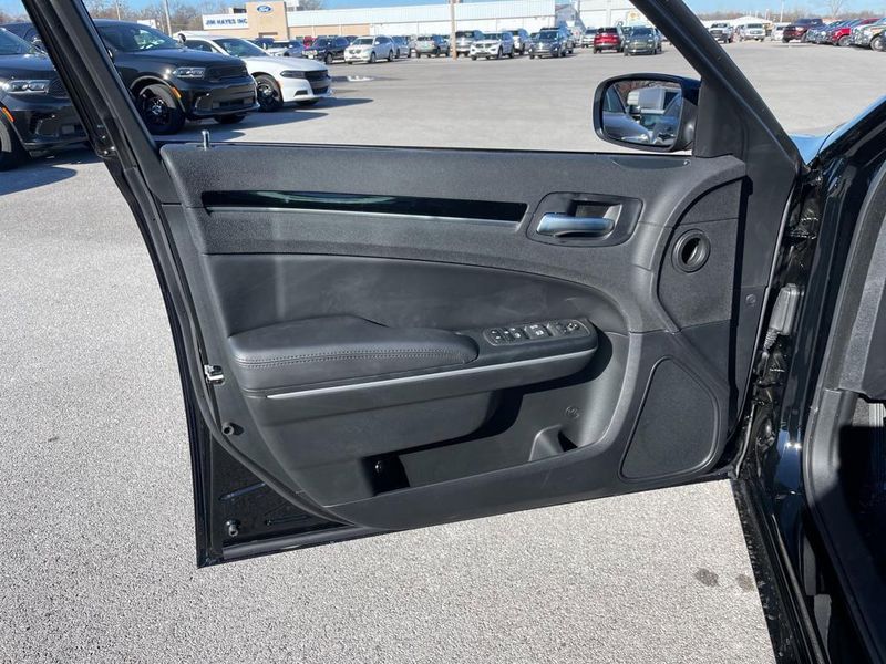 2023 Chrysler 300 Touring photo 9