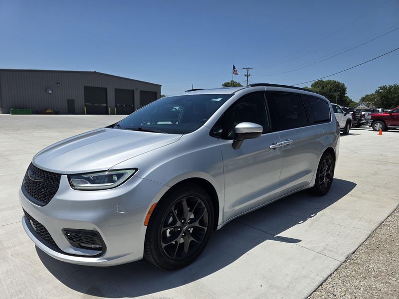 Used 2023 Chrysler Pacifica Touring LImage 4