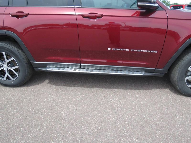 Used 2025 Jeep Grand Cherokee Limited 4x4 4dr SUVImage 19