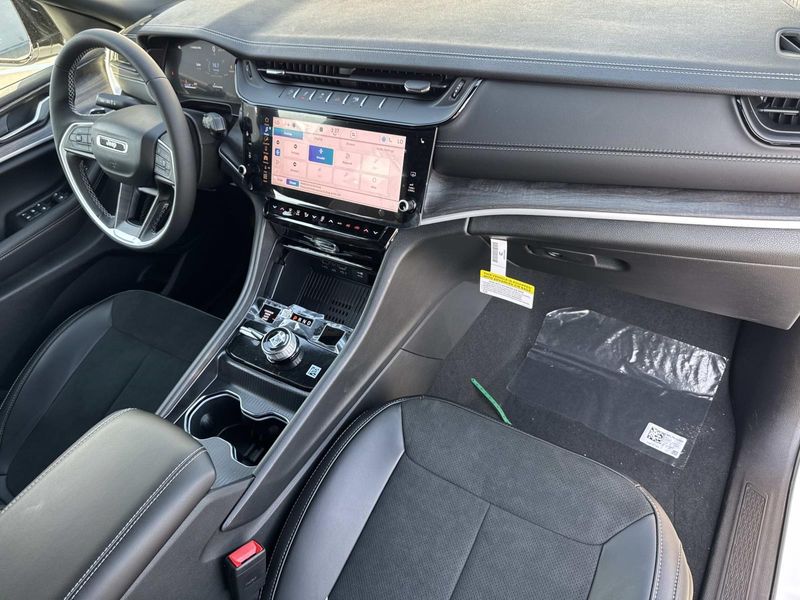 New 2026 Jeep Grand Cherokee Laredo Altitude 4x4