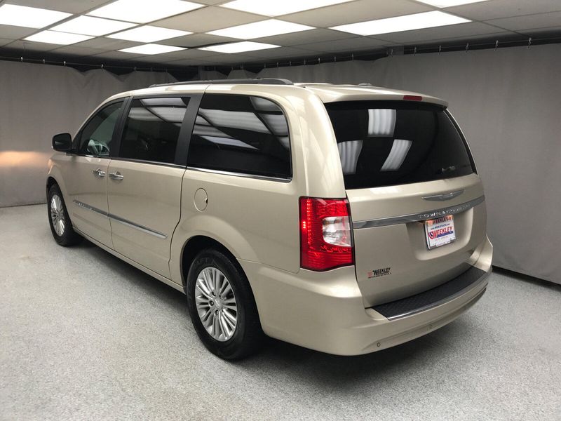 2015 Chrysler Town & Country Touring-LImage 16