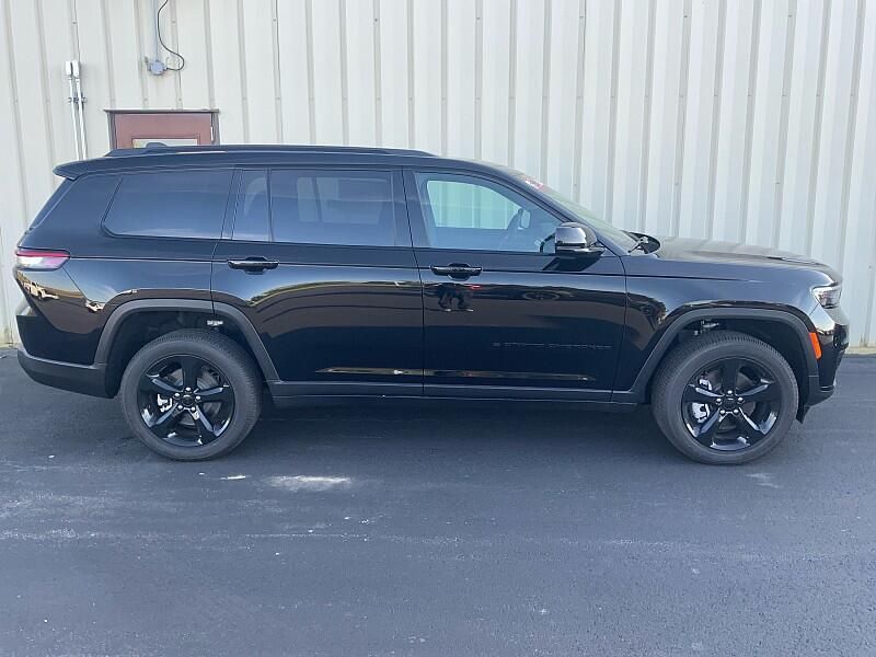 2025 Jeep Grand Cherokee Altitude photo 4