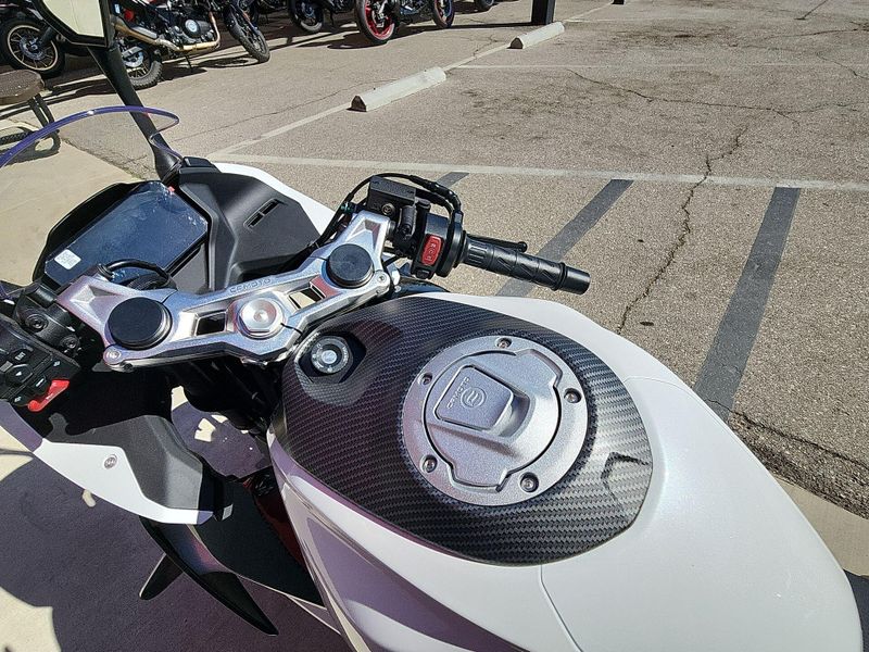 New 2025 CFMOTO 300SS Image 18