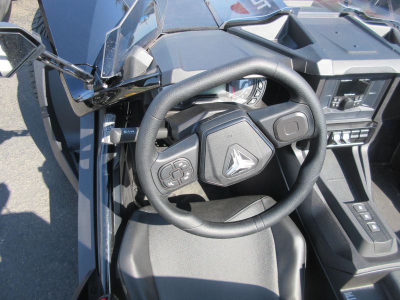NEW 2026 POLARIS SLINGSHOT S AUTODRIVE Image 25