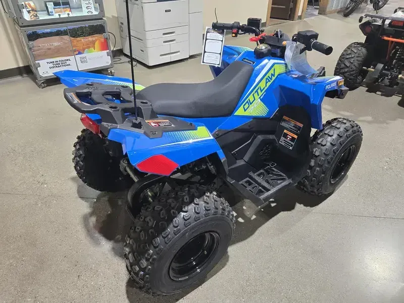 2025 Polaris OUTLAW 70 EFI VELOCITY BLUE AND LIFTED LIME Image 5