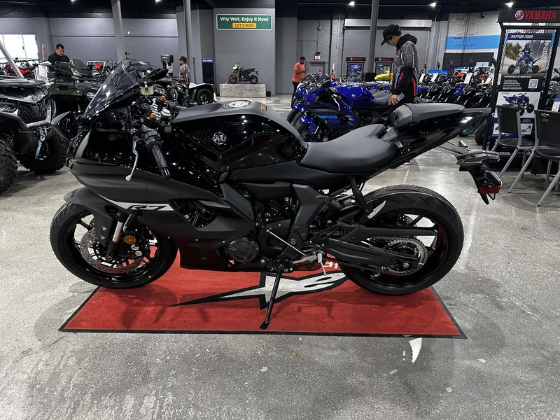 Used 2024 Yamaha YZF-R7 CA Image 3