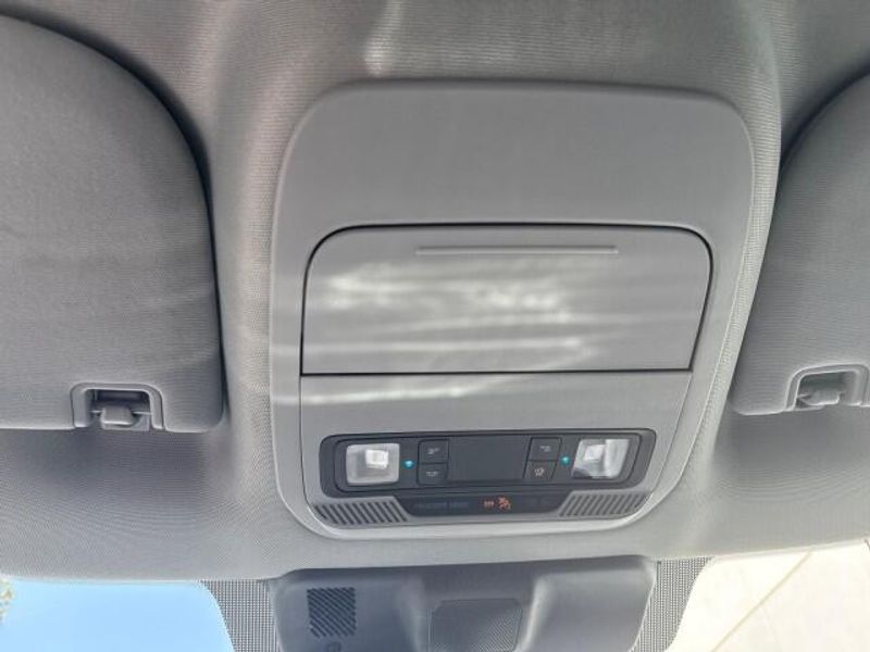 2023 Ford F-150 Lightning XLT photo 17