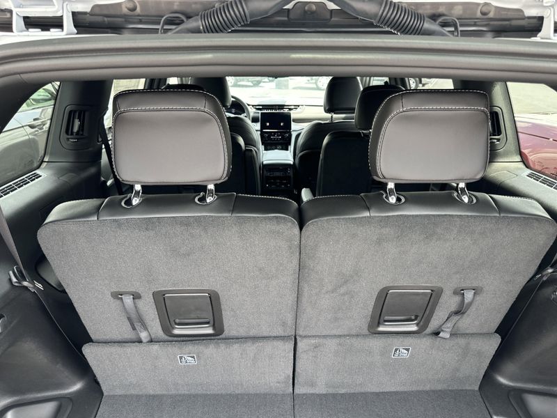 2025 Jeep Grand Cherokee L Limited 4x4Image 12