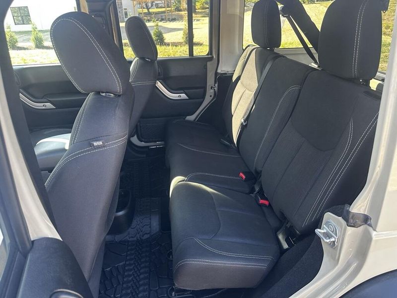 2017 Jeep Wrangler Unlimited Rubicon photo 10