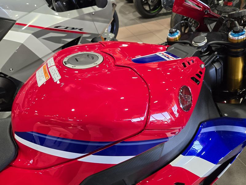 NEW 2025 HONDA CBR1000RR R FIREBLADE SP Image 9