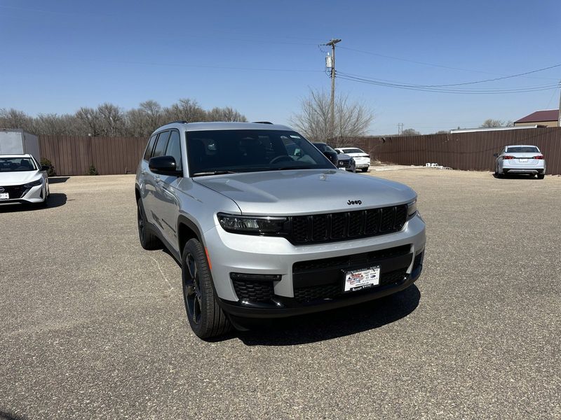 2024 Jeep Grand Cherokee L Limited 4x4Image 2