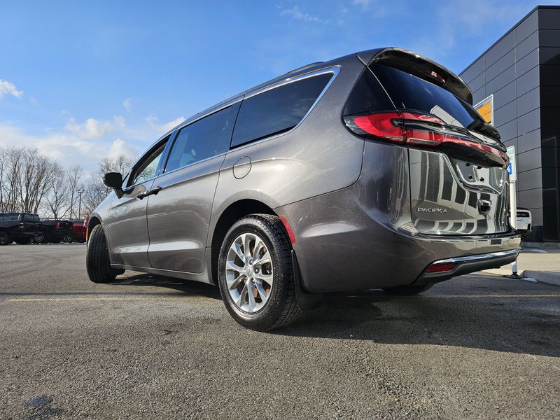 Used 2022 Chrysler Pacifica Touring LImage 7