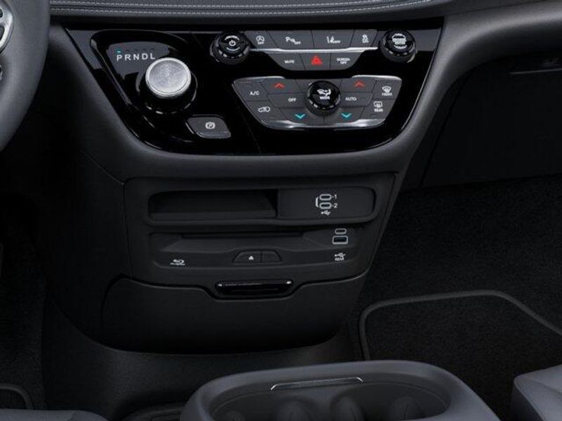 New 2027 Chrysler Pacifica SelectImage 24