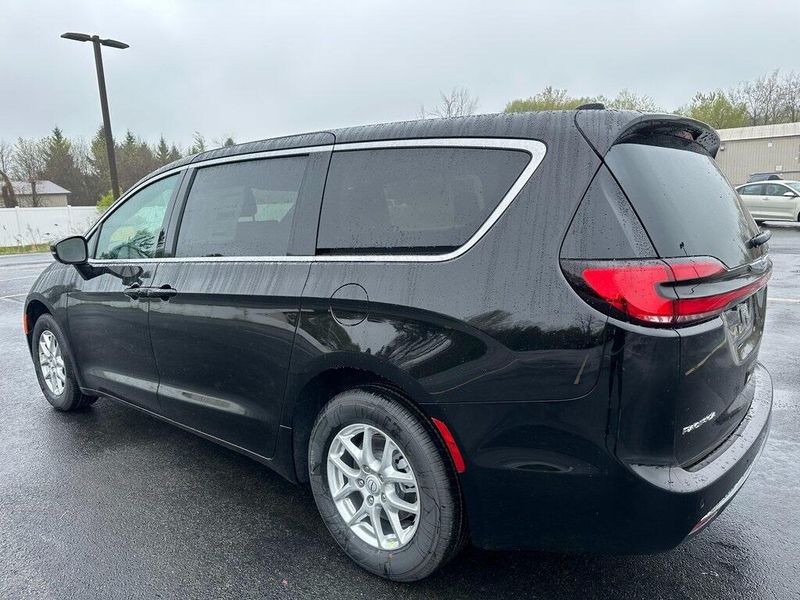 2025 Chrysler Pacifica SelectImage 10